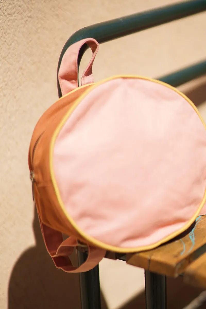 Mochila infantil redonda, color rosa/chocolate, para guardería.