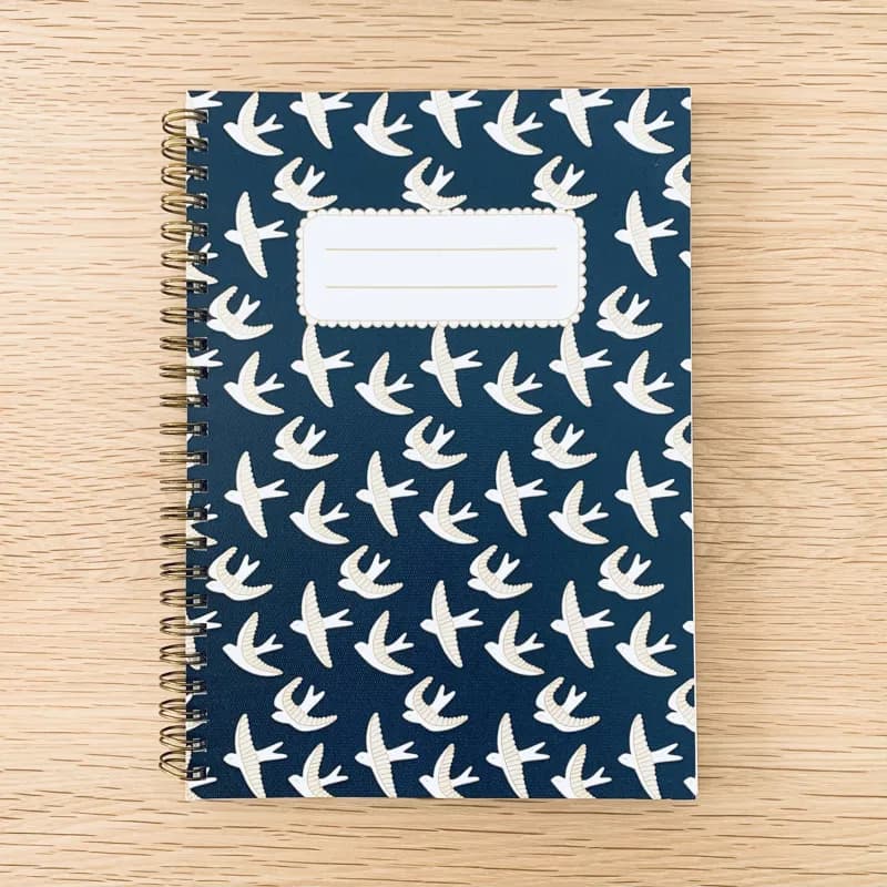 Libreta espiral A5 - Golondrinas en vuelo - Cielo azul