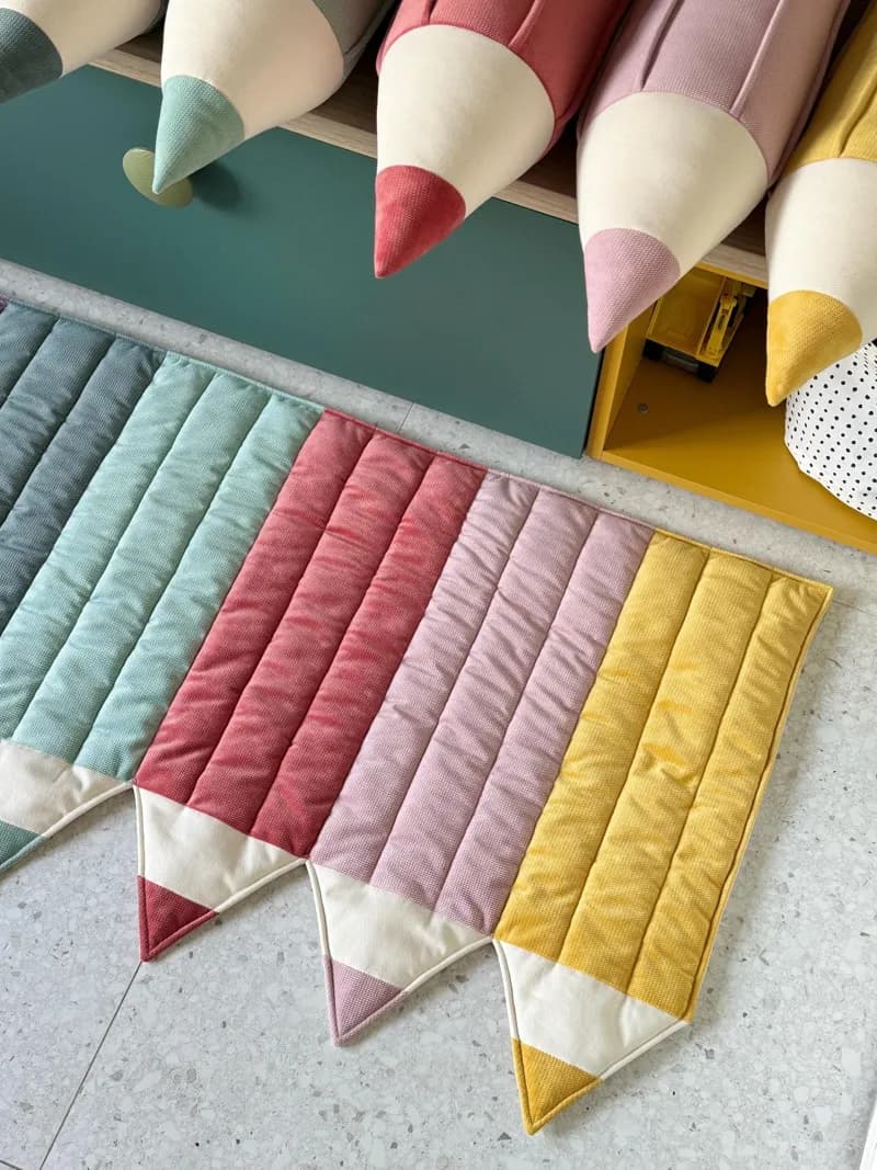 Tapete de juego con crayones "Arcoíris", decoración para la vuelta al cole, idea de regalo para niños en edad preescolar, decoración de habitaciones infantiles, decoración de habitaciones de estudiantes Montessori, cubrecama para niños, arcoíris